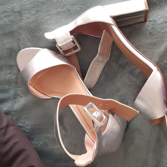 Strapped silver shoes - Picture 2 of 4